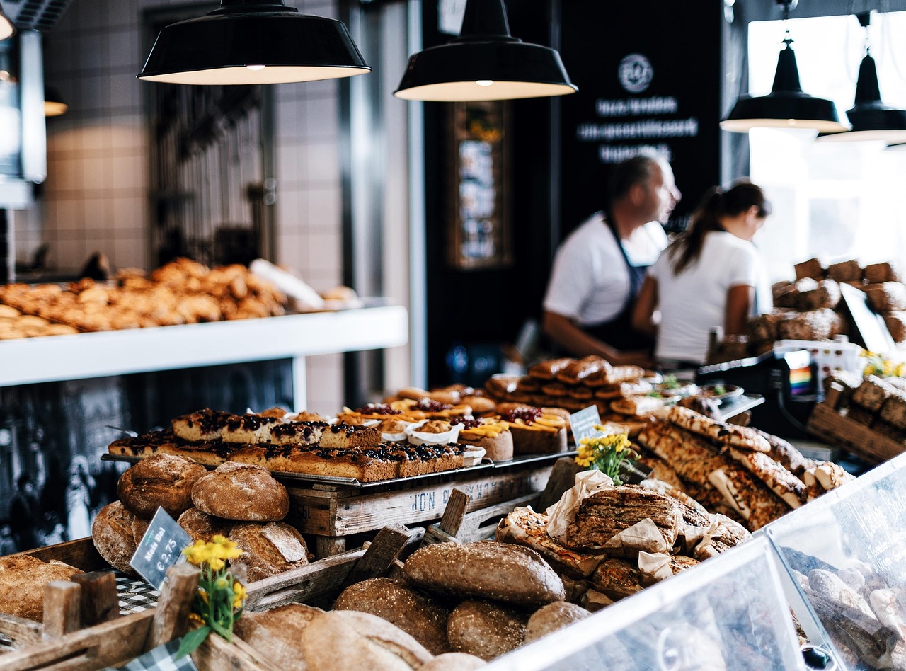 Cesta de pães variados na vitrine da padaria