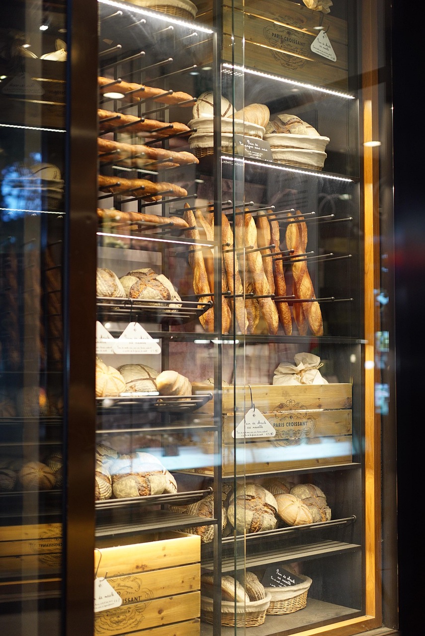Vitrine da padaria com pães artesanais